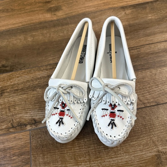 Minnetonka white thunderbird moccasins 7 - Picture 2 of 9
